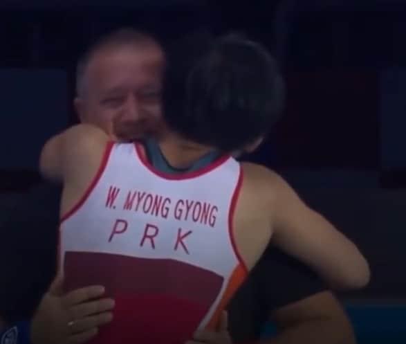 본문 이미지 - 최근 사회관계망서비스&#40;SNS&#41;에 북한의 레슬링 국가대표인 원명경 선수가 지난 9월 17일&#40;한국시간&#41; 크로아티아 자그레브에서 열린 &#39;2025 세계레슬링연맹&#40;UWW&#41; 세계레슬링선수권&#39; 여자 자유형 50kg급 결승전에서 우승이 확정되고 모든 심판진을 찾아가 울면서 포옹하는 영상이 공개됐다.&#40;인스타그램 캡처&#41;