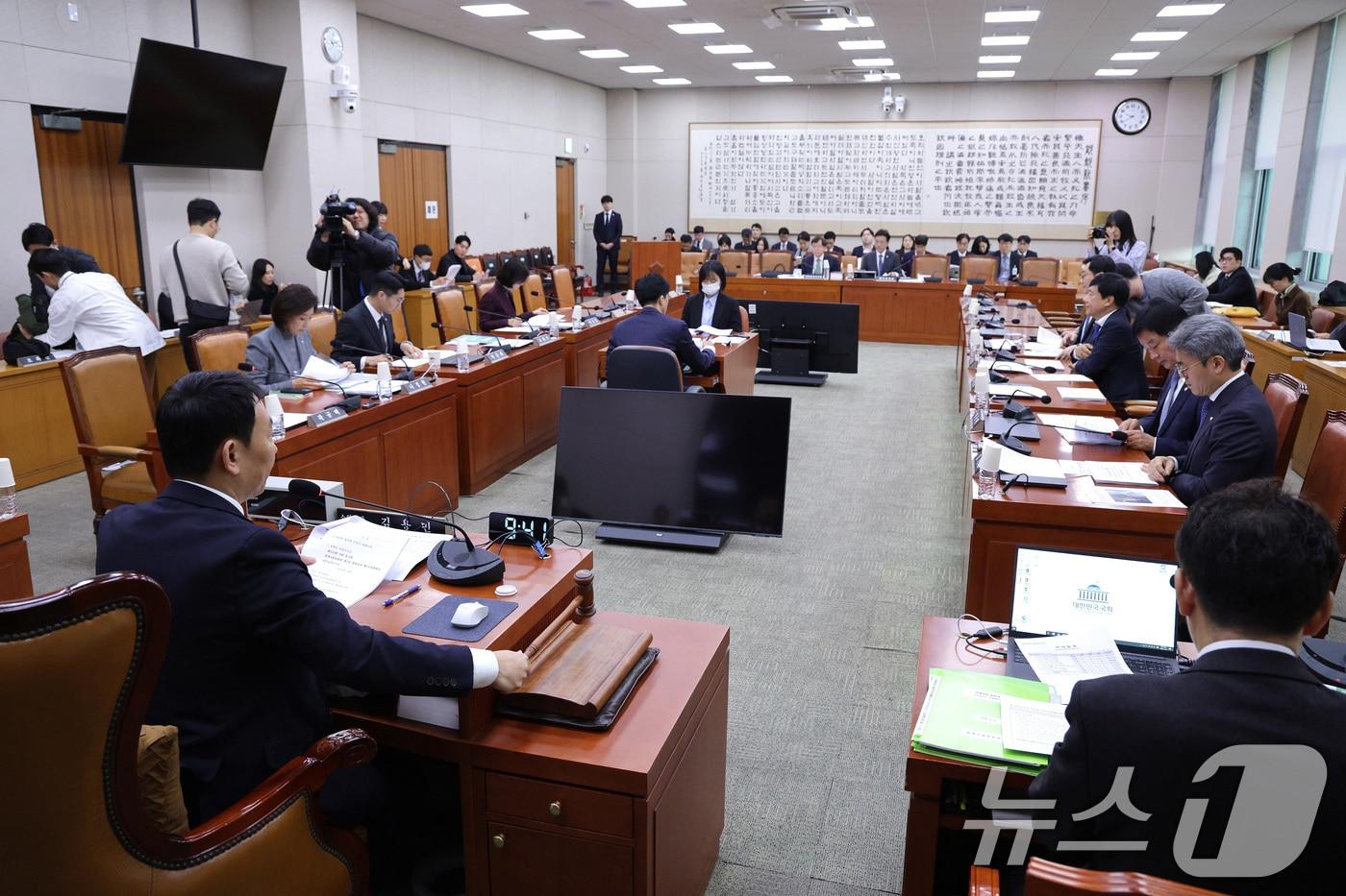 김용민 소위원장이 24일 서울 여의도 국회에서 열린 법제사법위원회 법안심사제1소위원회에서 의사봉을 두드리고 있다. 2025.11.24/뉴스1 ⓒ News1 신웅수 기자