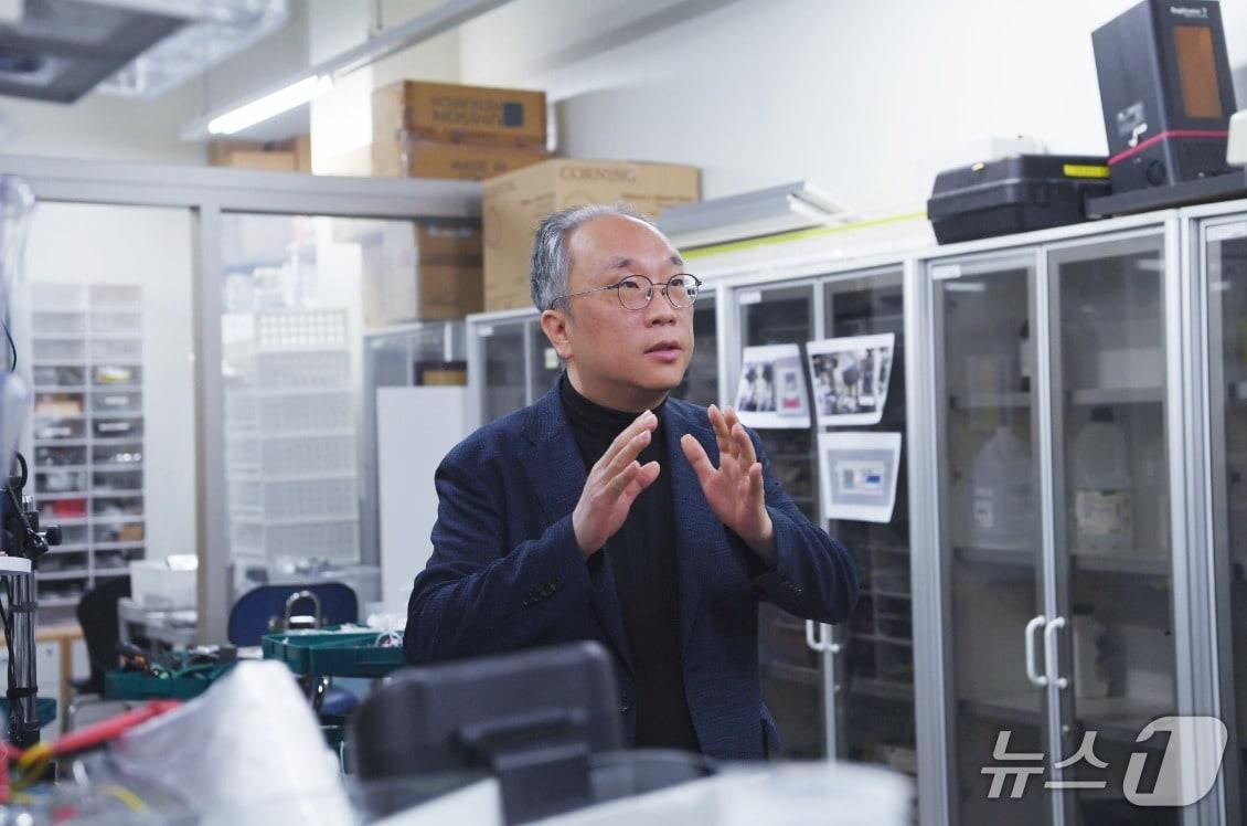 본문 이미지 - 박찬흠 한림대학교춘천성심병원 이비인후과 교수가 차세대중형위성 3호기에 탑재되는 &#39;바이오캐비넷’의 기능을 연구실에서 설명하고 있다.&#40;한림대의료원 제공&#41;