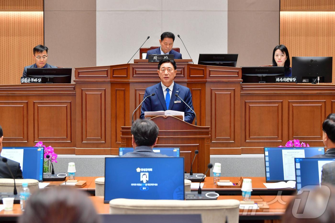 김한종 전남 장성군수가 군의회에서 내년도 예산안을 설명하고 있다.&#40;장성군 제공. 재배포 및 DB 금지&#41;