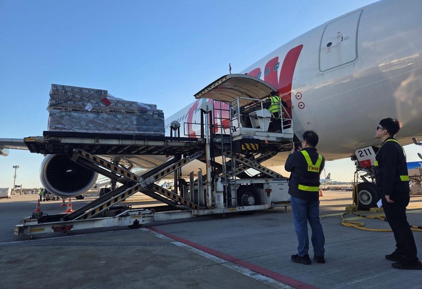 티웨이항공 관계자들이 자사 항공기에 화물을 탑재하는 모습&#40;자료사진. 티웨이항공 제공&#41;. 2025.11.24.