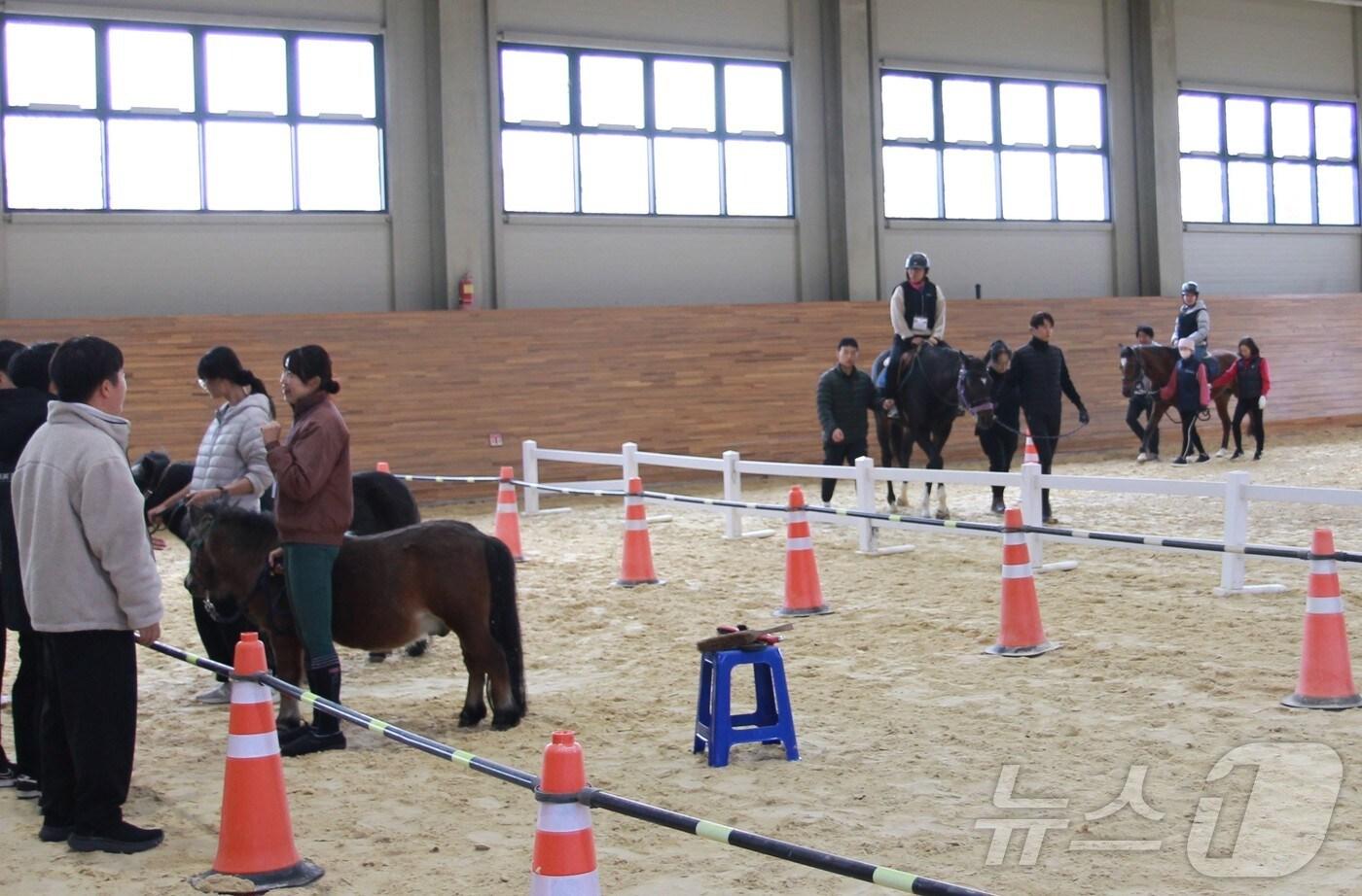 경북 상주시 국제승마장이 비경기 기간을 활용해 특수교육대상과 장애인 등을 위한 재활 승마캠프를 운영해 호응을 얻고 있다.ⓒ News1 김대벽기자