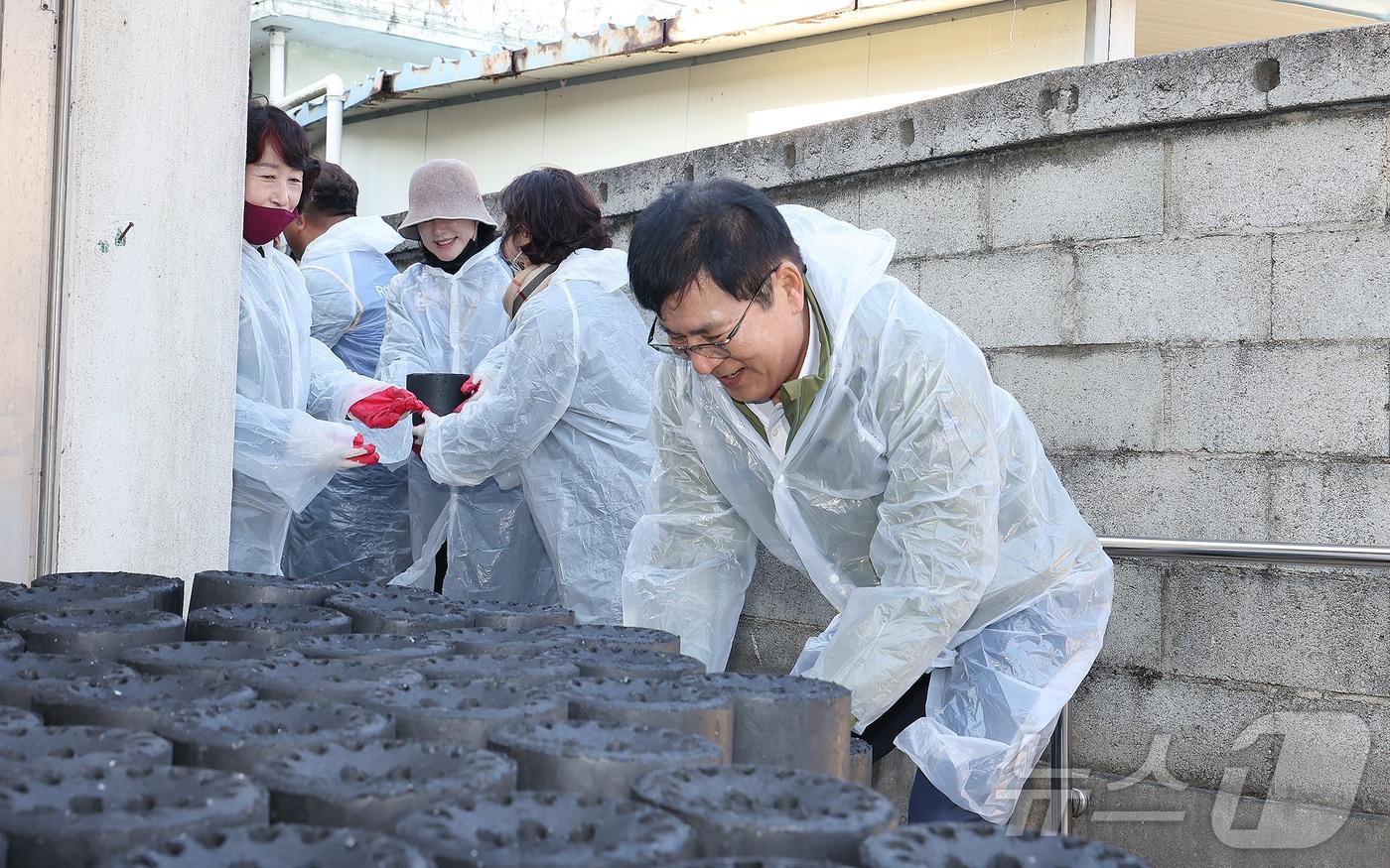 이상익 전남 함평군수가 함평로타리클럽과 함께 사랑의 연탄 나눔 봉사를 하고 있다.&#40;함평군 제공. 재배포 및 DB 금지&#41;