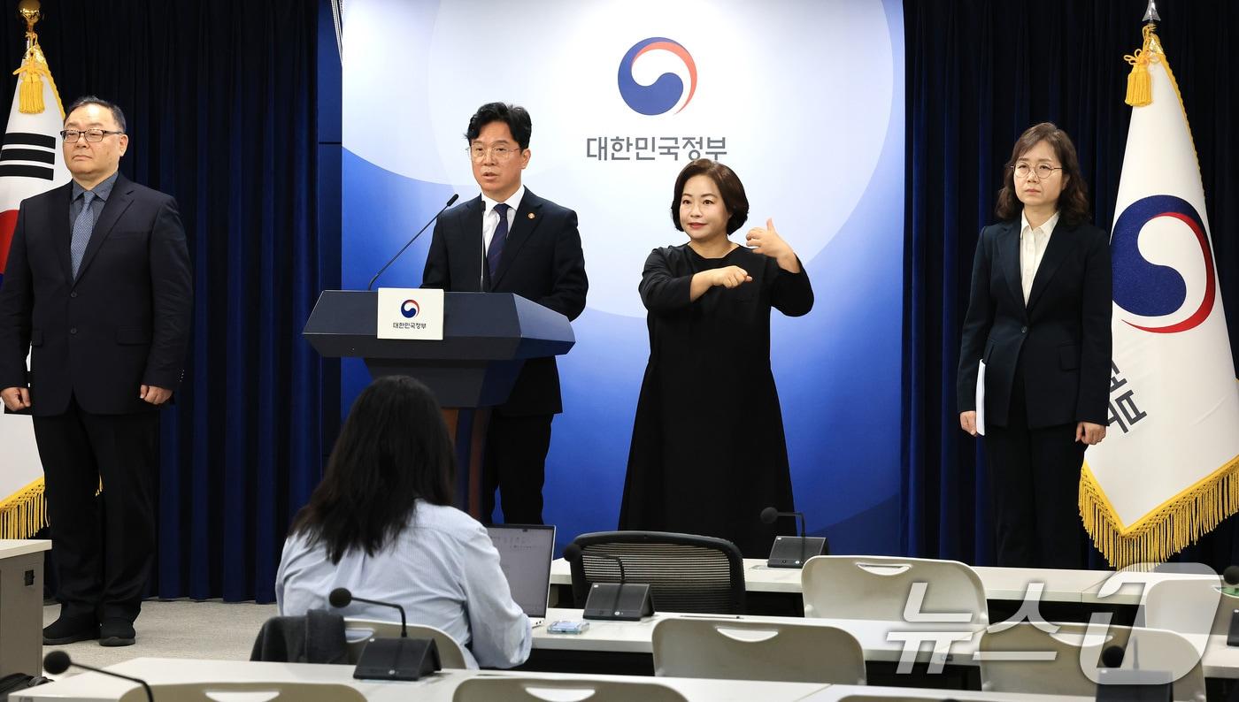김영훈 고용노동부 장관이 24일 오전 서울 종로구 정부서울청사에서 개정 노조법 하위법령 관련 브리핑을 하고 있다. 2025.11.24/뉴스1 ⓒ News1 임세영 기자