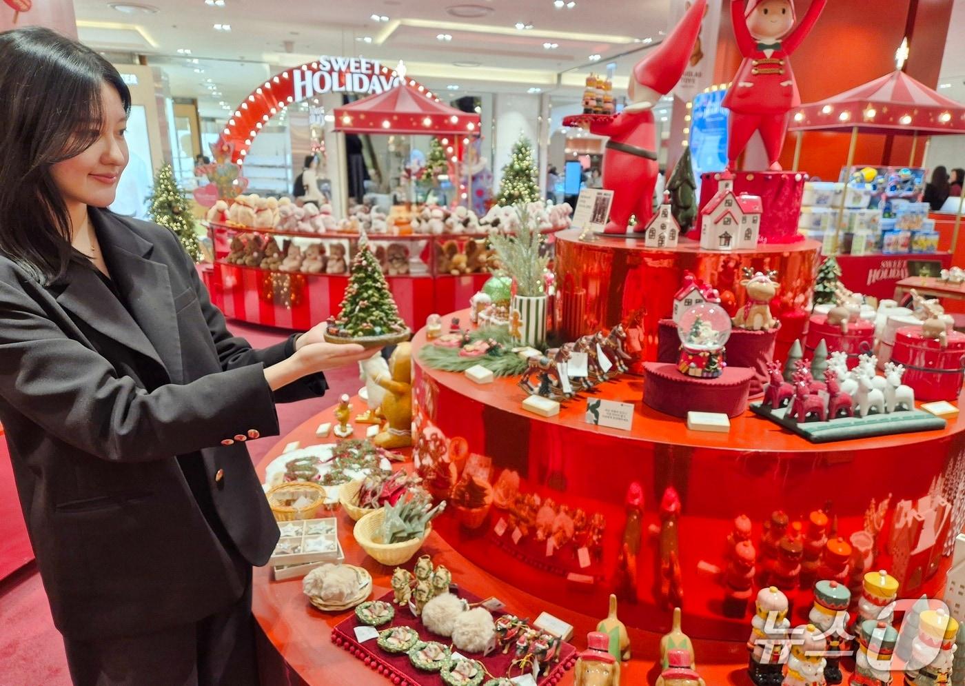 롯데백화점 부산본점 관계자가 크리스마스 마켓 1차 행사 매장을 소개하고 있다.&#40;롯데백화점 부산본점 제공. 재판매 및 DB 금지&#41;