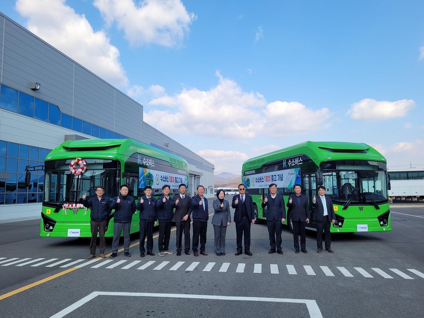 본문 이미지 -  &#39;아폴로900 수소버스&#39; 첫 출고 기념행사에서 참석자들이 기념사진을 찍고 있다.&#40;우진산전 제공&#41;/뉴스1 ⓒ News1