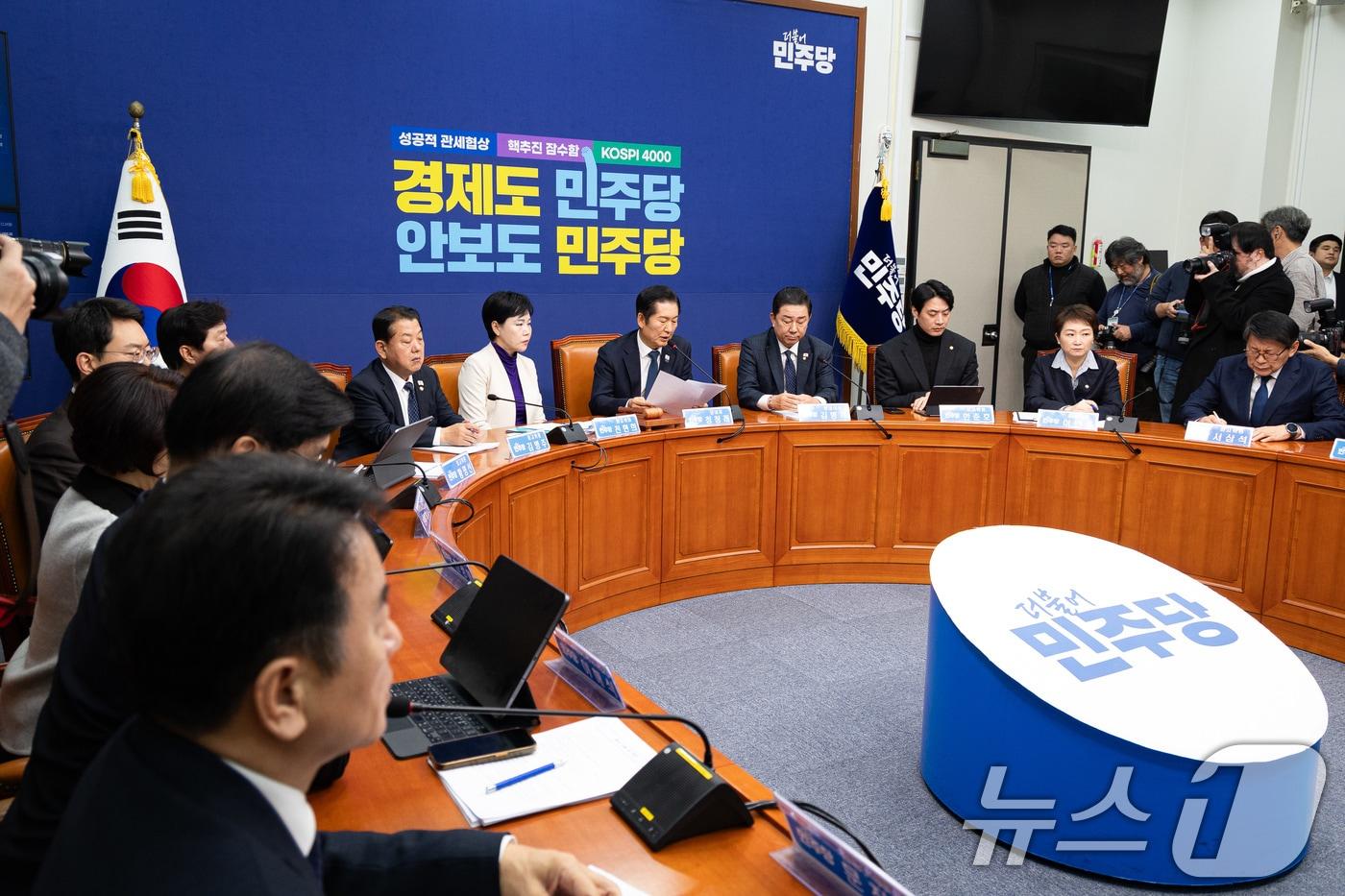 본문 이미지 - 지난 24일 서울 여의도 국회에서 열린 더불어민주당 최고위원회의 모습.  2025.11.24/뉴스1 ⓒ News1 유승관 기자