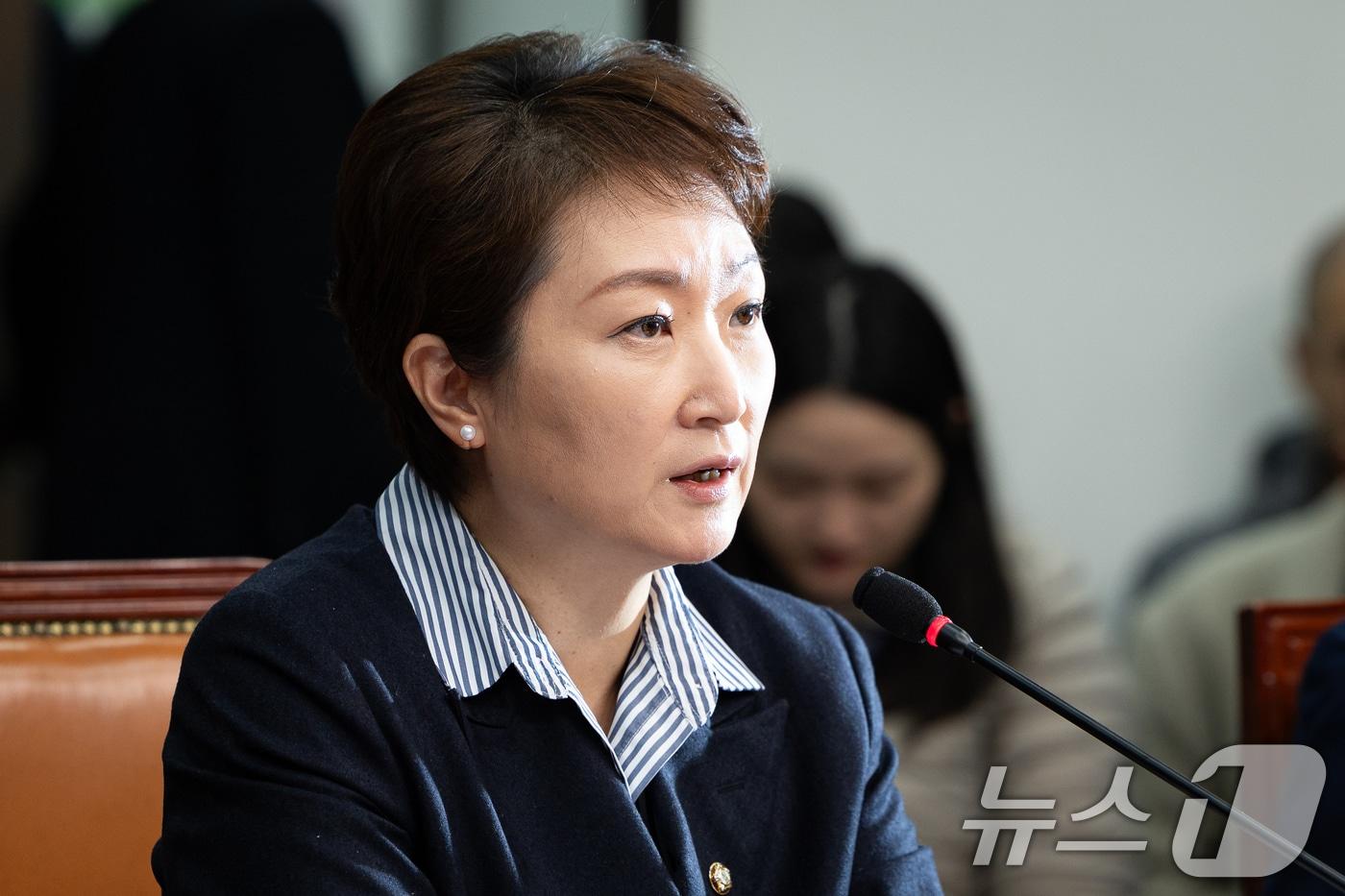 이언주 더불어민주당 최고위원이 24일 서울 여의도 국회에서 열린 최고위원회의에서 모두 발언을 하고 있다. 2025.11.24/뉴스1 ⓒ News1 유승관 기자