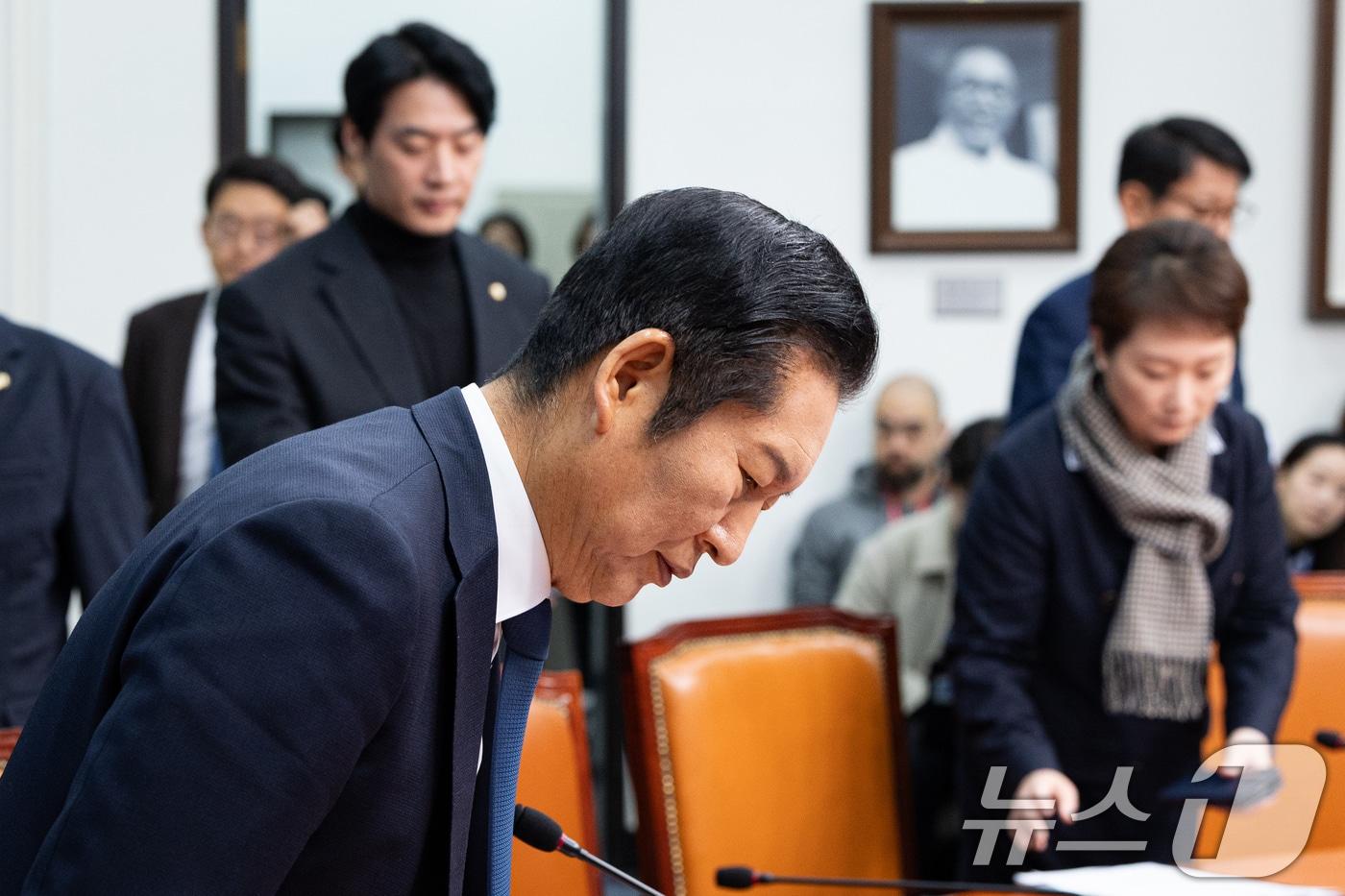 정청래 더불어민주당 대표가 24일 서울 여의도 국회에서 열린 최고위원회의에 참석하고 있다. 뒤는 한준호, 이언주 최고위원. 2025.11.24/뉴스1 ⓒ News1 유승관 기자