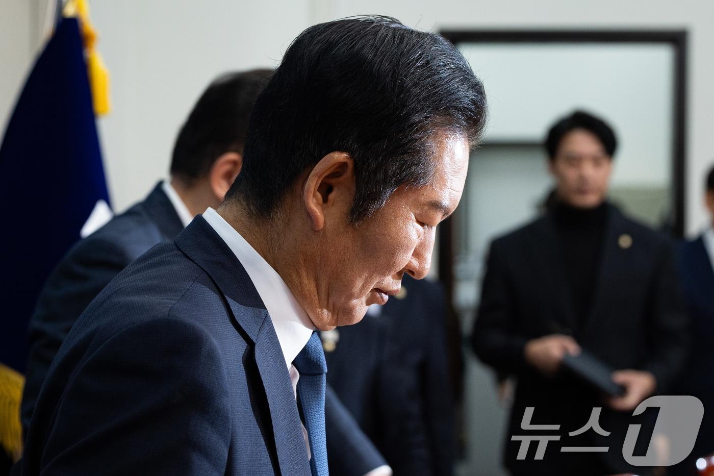 정청래 더불어민주당 대표가 24일 서울 여의도 국회에서 열린 최고위원회의에 참석하고 있다. ⓒ News1 유승관 기자