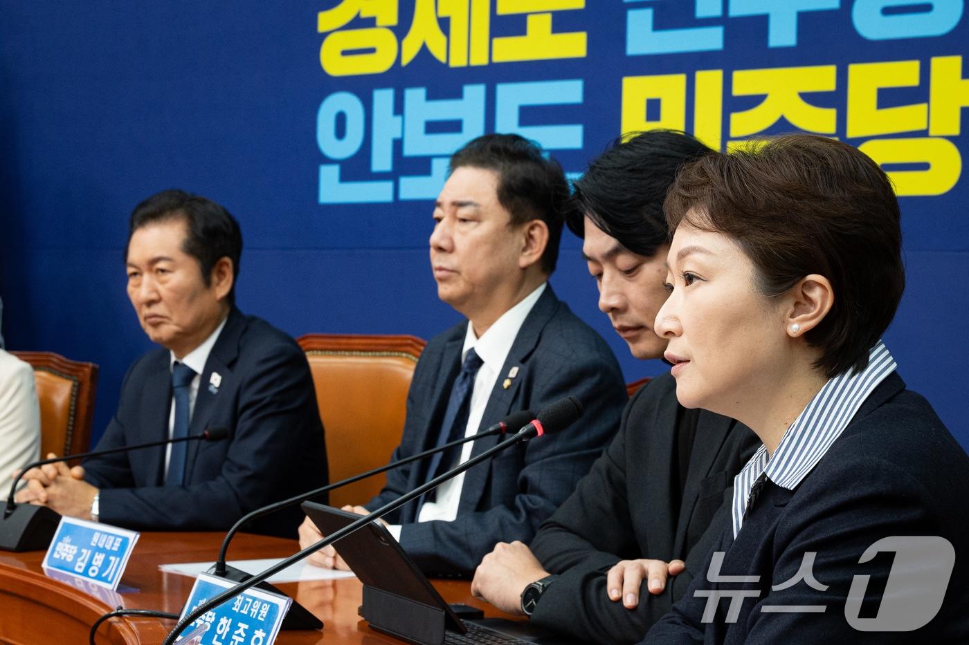 이언주 더불어민주당 최고위원이 24일 서울 여의도 국회에서 열린 최고위원회의에서 '당원 1인1표제를 서둘러선 안된다'는 쥐지의 모두 발언을 하고 있다. 2025.11.24/뉴스1 ⓒ News1 유승관 기자