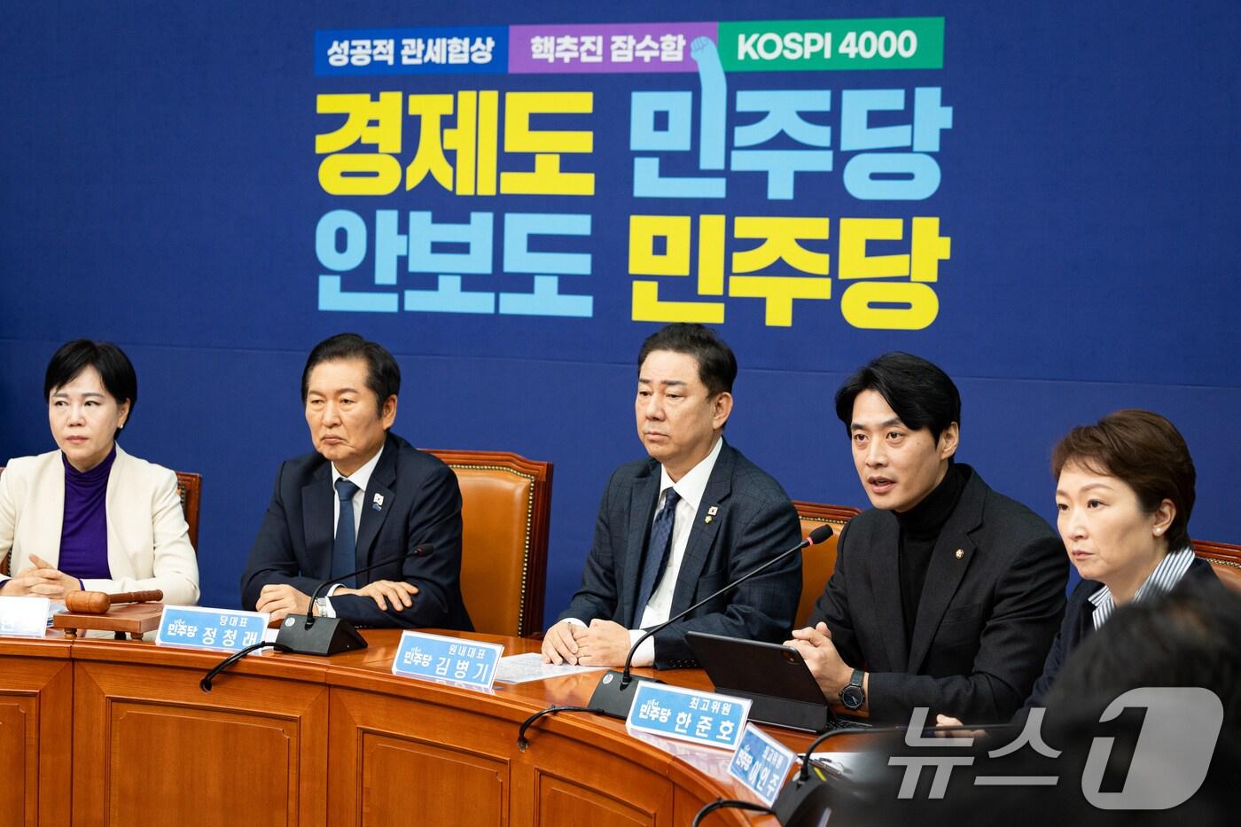 왼쪽부터 더불어민주당 전현희 최고위원, 정청래 대표, 김병기 원내대표, 한준호 최고위원, 이언주 최고위원. ⓒ News1 유승관 기자