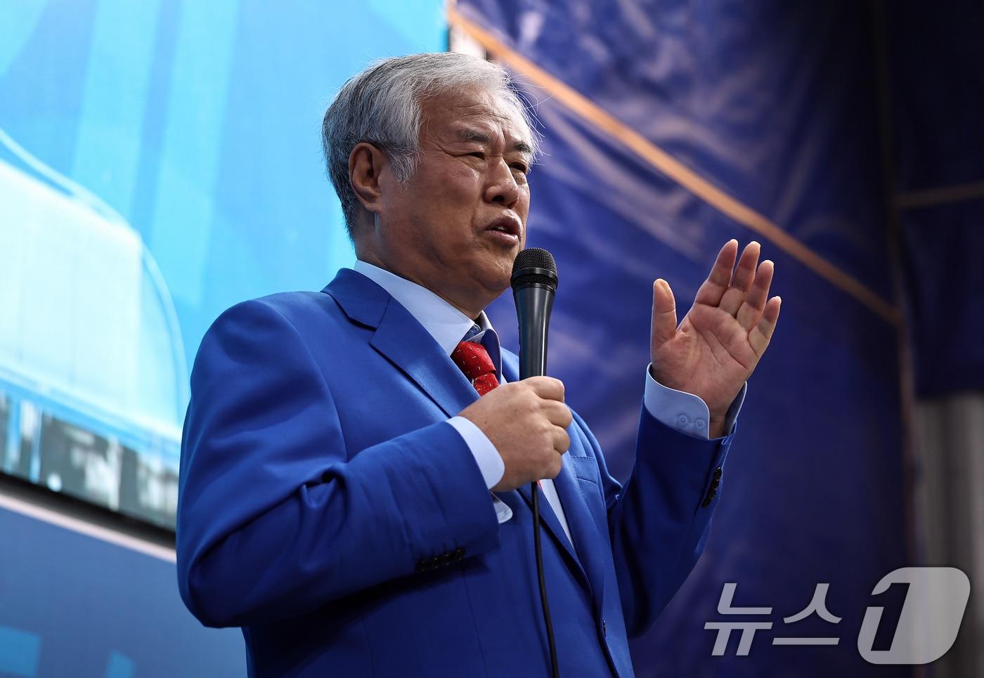 지난달 24일 오전 서울 성북구 사랑제일교회에서 전광훈 목사가 &#39;국민저항권&#39; 관련 기자회견을 하고 있다. 2025.11.24/뉴스1 ⓒ News1 구윤성 기자