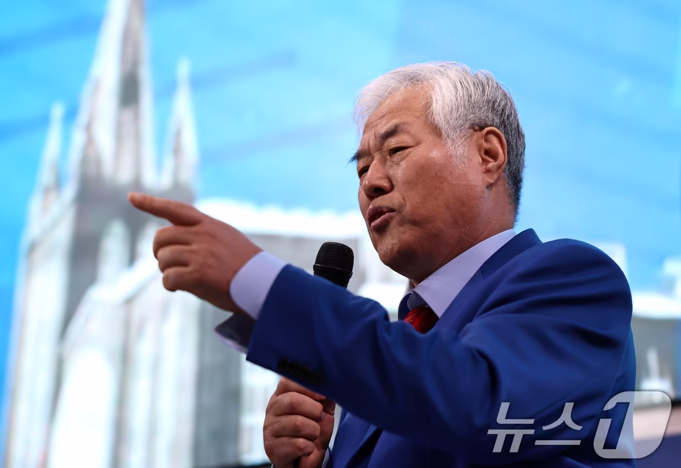 24일 오전 서울 성북구 사랑제일교회에서 전광훈 목사가 &#39;국민저항권&#39; 관련 기자회견을 하고 있다. 2025.11.24/뉴스1 ⓒ News1 구윤성 기자