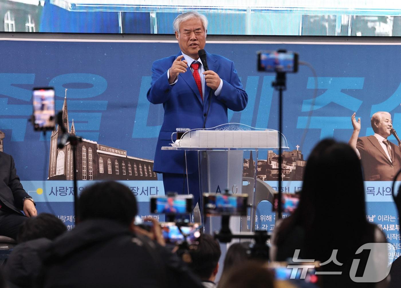 본문 이미지 - 24일 오전 서울 성북구 사랑제일교회에서 전광훈 목사가 &#39;국민저항권&#39; 관련 기자회견을 하고 있다. 2025.11.24/뉴스1 ⓒ News1 구윤성 기자