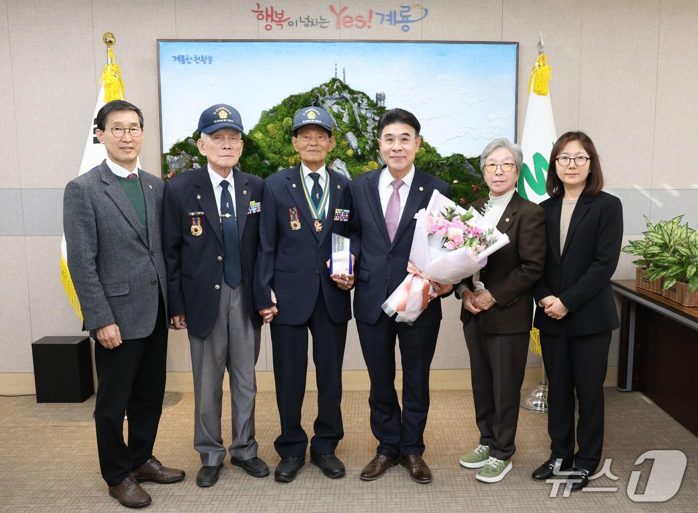 본문 이미지 - 계룡시가 6.25 참전유공자회 충청남도지부로부터 감사패를 수상했다. (계룡시 제공.재판매 및 DB금지)/뉴스1