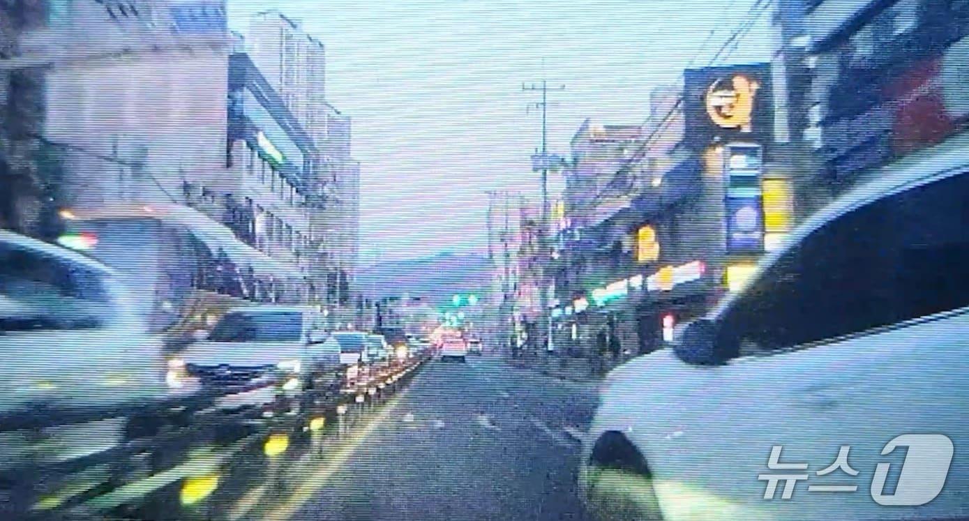 본문 이미지 - 차로를 변경하는 차량으로 돌진하는 장면이 담긴 블랙박스 녹화 영상(대전경찰청 제공) /뉴스1
