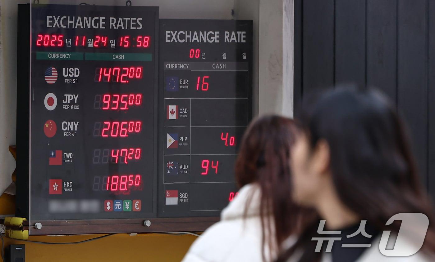 원·달러 환율이 고공행진을 이어가는 24일 서울 중구 명동거리의 환전소에 환율정보가 표시돼 있다. 2025.11.24/뉴스1 ⓒ News1 김도우 기자