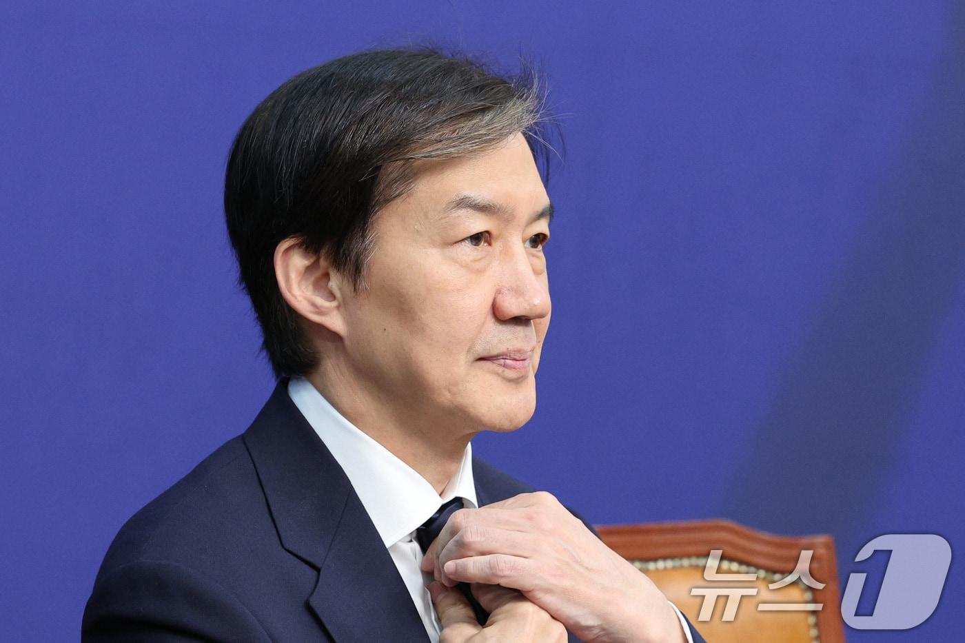 조국 조국혁신당 대표가 24일 서울 여의도 국회에서 열린 최고위원회의에서 넥타이를 고쳐매고 있다. 2025.11.24/뉴스1 ⓒ News1 신웅수 기자