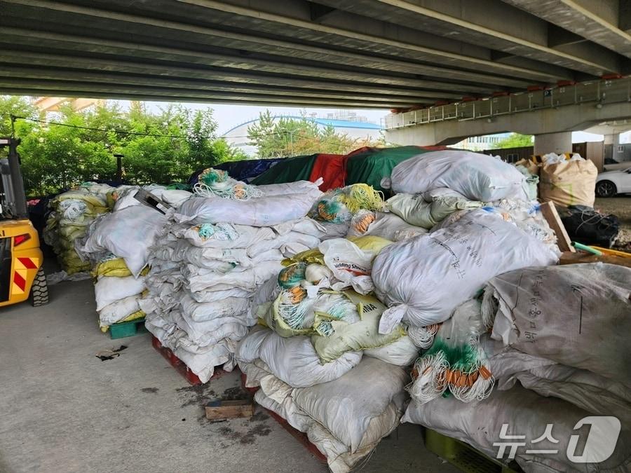본문 이미지 - 그물 판매업자가 공무원을 속이기 위해 내려놓은 새 그물.&#40;군산해경 제공. 재판매 및 DB 금지&#41;