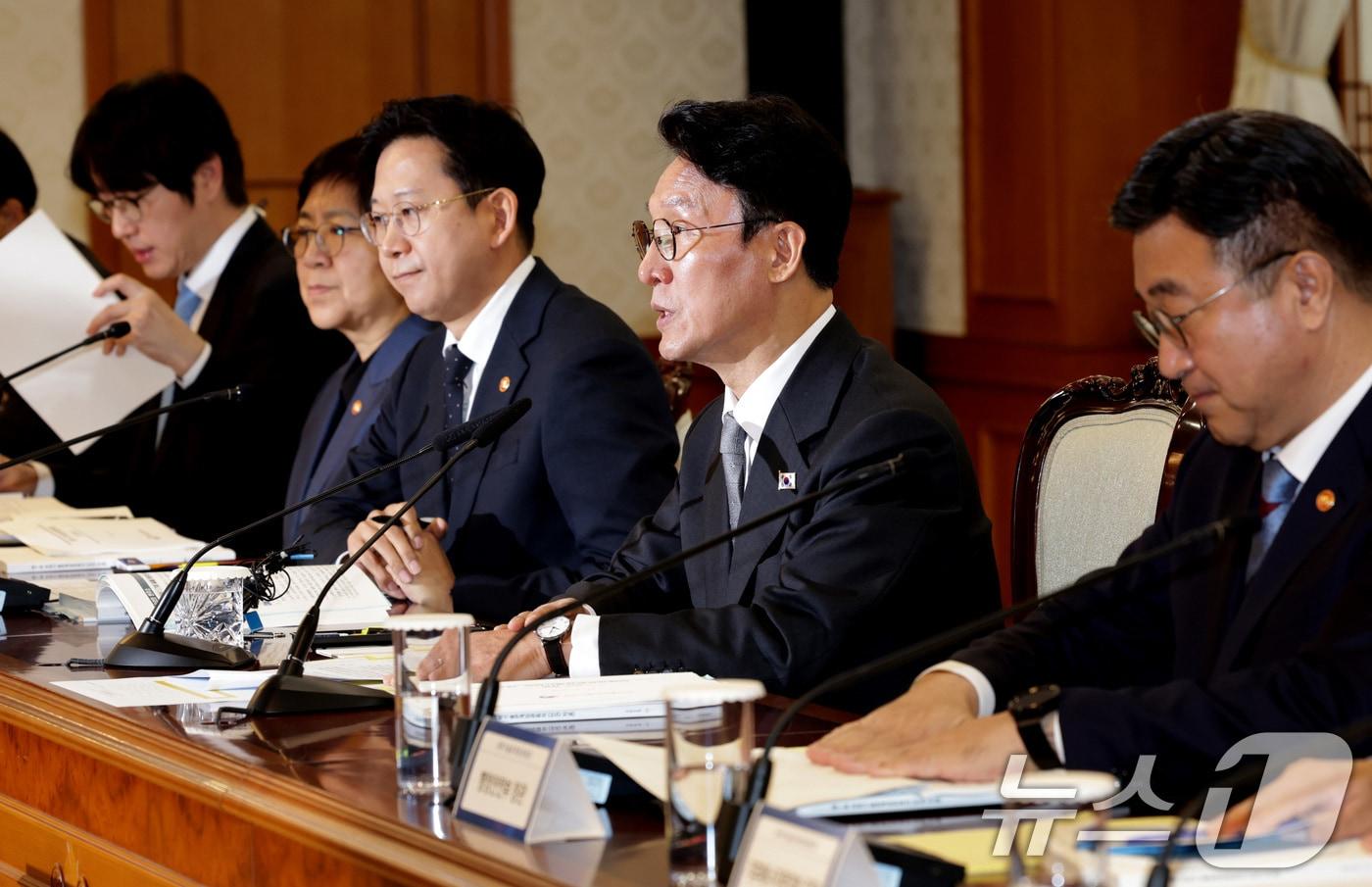 김민석 국무총리가 24일 오전 서울 종로구 정부서울청사에서 열린 과학기술관계장관회의에서 발언하고 있다. 왼쪽부터 하정우 대통령실 AI미래기획수석, 정은경 보건복지부장관, 배경훈 과기부총리 겸 과학기술정보통신부 장관배 부총리, 김민석 국무총리, 윤호중 행정안전부 장관. (공동취재) 2025.11.24/뉴스1 ⓒ News1 임세영 기자