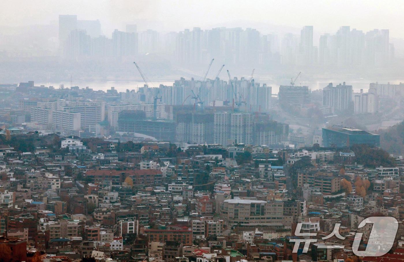 사진은 24일 서울 용산구 남산에서 바라본 서울시내 아파트 단지와 주택가 모습. 2025.11.24/뉴스1 ⓒ News1 이호윤 기자