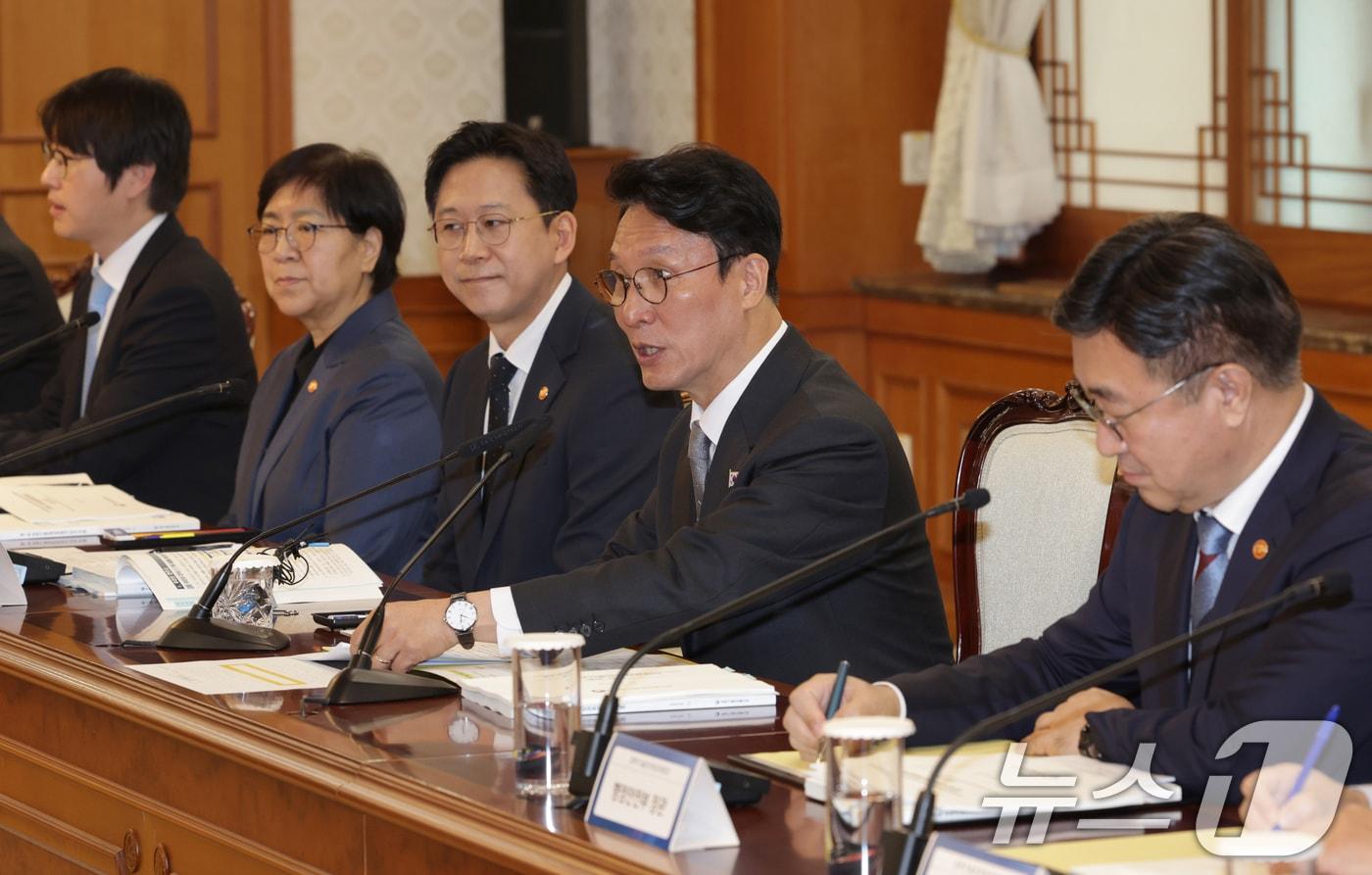 김민석 국무총리가 24일 오전 서울 종로구 정부서울청사에서 열린 과학기술관계장관회의에서 발언하고 있다. 왼쪽부터 하정우 대통령실 AI미래기획수석, 정은경 보건복지부장관, 배경훈 과기부총리 겸 과학기술정보통신부 장관배 부총리, 김민석 국무총리, 윤호중 행정안전부 장관. (공동취재) 2025.11.24/뉴스1 ⓒ News1 임세영 기자