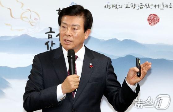 본문 이미지 - 박범인 금산군수는 24일  “지리적 이점 및 인삼 이미지를 활용한 스포츠 산업을 육성해 달라”고 당부했다. 사진은 박범인 금산군수가 2025년도 신년 기자회견을 하는 모습. &#40;금산=뉴스1&#41; 김기태 기자