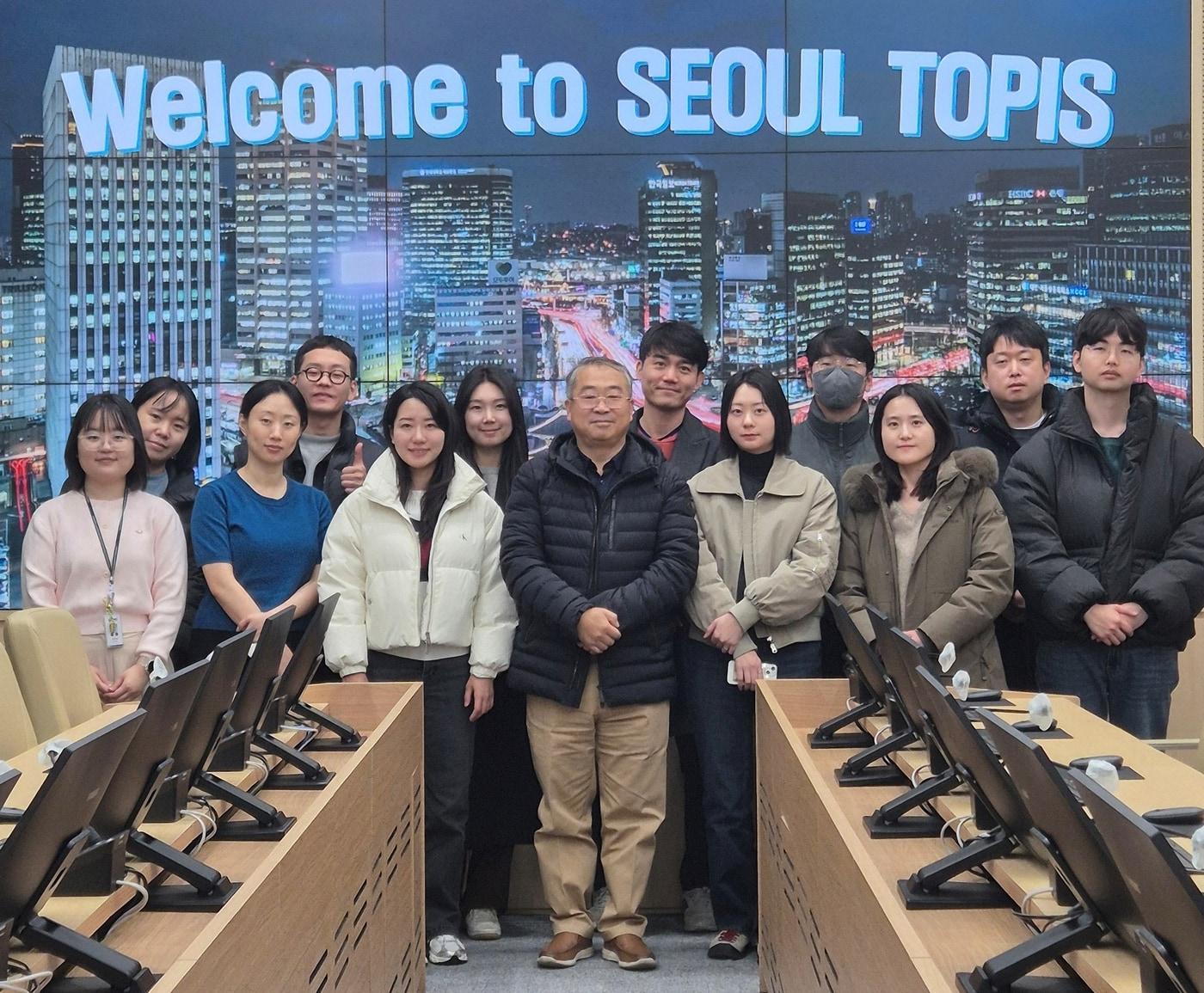 본문 이미지 - 한국해외인프라도시개발지원공사&#40;KIND&#41;의 &#39;2025년 해외투자개발사업 인재 교육 심화Ⅰ 과정&#39; 참석자들이 기념사진을 찍고 있다.&#40;KIND 제공&#41;/뉴스1 ⓒ News1 