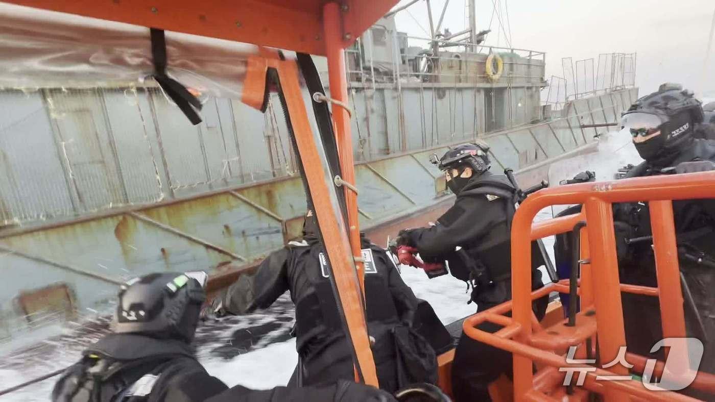 단속 접근을 위해 와이어를 자르고 있는 해양경찰&#40;중부지방해양경찰청 서해5도특별경비단 제공/뉴스1&#41;