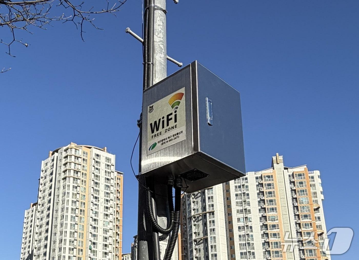 본문 이미지 - 대구 북구 팔거천역에 공공 와이파이 1개가 추가로 설치돼 이 일대 어디서든 공공 와이파이를 사용할 수 있게 됐다.(대구 북구 제공. 재판매 및 DB금지)