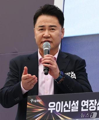 본문 이미지 - 오언석 도봉구청장이 서울 도봉구 방학사계광장에서 열린 우이신설선 연장선 기공식에서 인사말하고 있다. 2025.11.24 ⓒ 뉴스1 장수영 기자