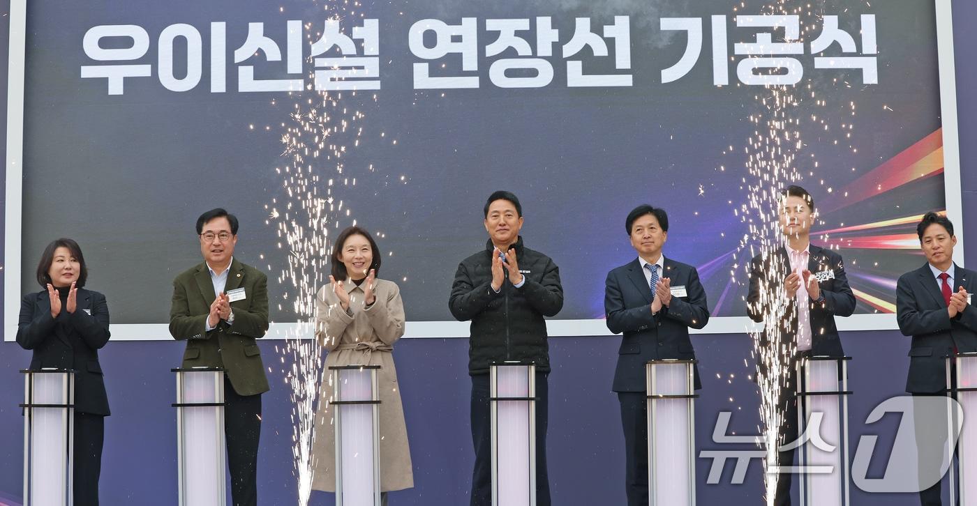 24일 오전 서울 도봉구 방학사계광장에서 열린 우이신설선 연장선 기공식에서 오세훈 서울시장(가운데), 오기형 더불어민주당 의원(왼쪽 다섯번째), 최호정 서울시의회 의장(왼쪽 세번째), 오언석 도봉구청장(왼쪽 여섯번째) 등 참석자들이 기념촬영하고 있다. 2025.11.24/뉴스1 ⓒ News1 장수영 기자
