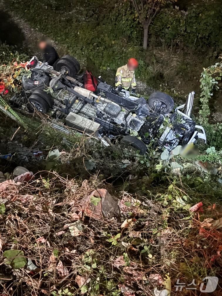 본문 이미지 - 부산 기장군 기장읍 도로서 화물차량 사고 후 7m 아래로 추락했다.(기장경찰서 제공. 재판매 및 DB금지)