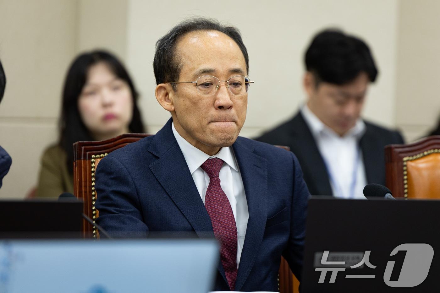 추경호 국민의힘 의원이 24일 서울 여의도 국회에서 열린 제429회 국회&#40;정기회&#41; 정무위원회 제10차 전체회의에서 참석해 자료를 바라보고 있다. 2025.11.24/뉴스1 ⓒ News1 유승관 기자