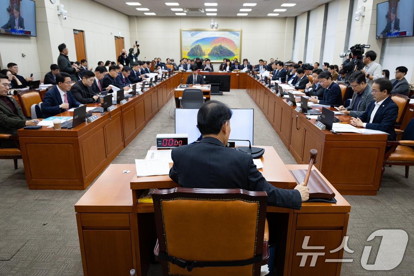 윤한홍 국회 정무위원장이 24일 서울 여의도 국회에서 열린 제429회 국회&#40;정기회&#41; 정무위원회 제10차 전체회의에서 의사봉을 두드리고 있다. 2025.11.24/뉴스1 ⓒ News1 유승관 기자
