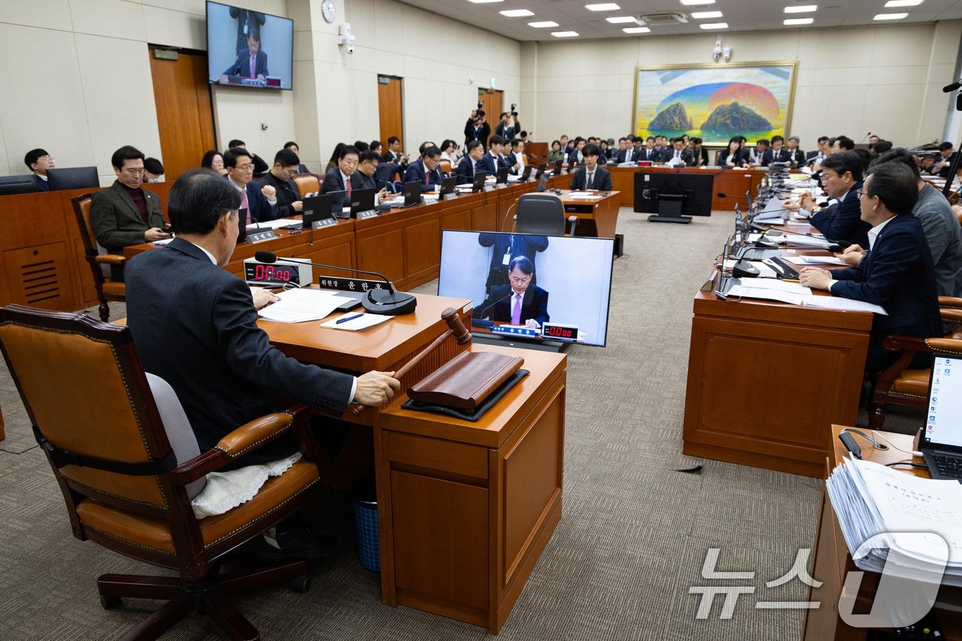 윤한홍 국회 정무위원장이 24일 서울 여의도 국회에서 열린 제429회 국회&#40;정기회&#41; 정무위원회 제10차 전체회의에서 의사봉을 두드리고 있다. 2025.11.24/뉴스1 ⓒ News1 유승관 기자