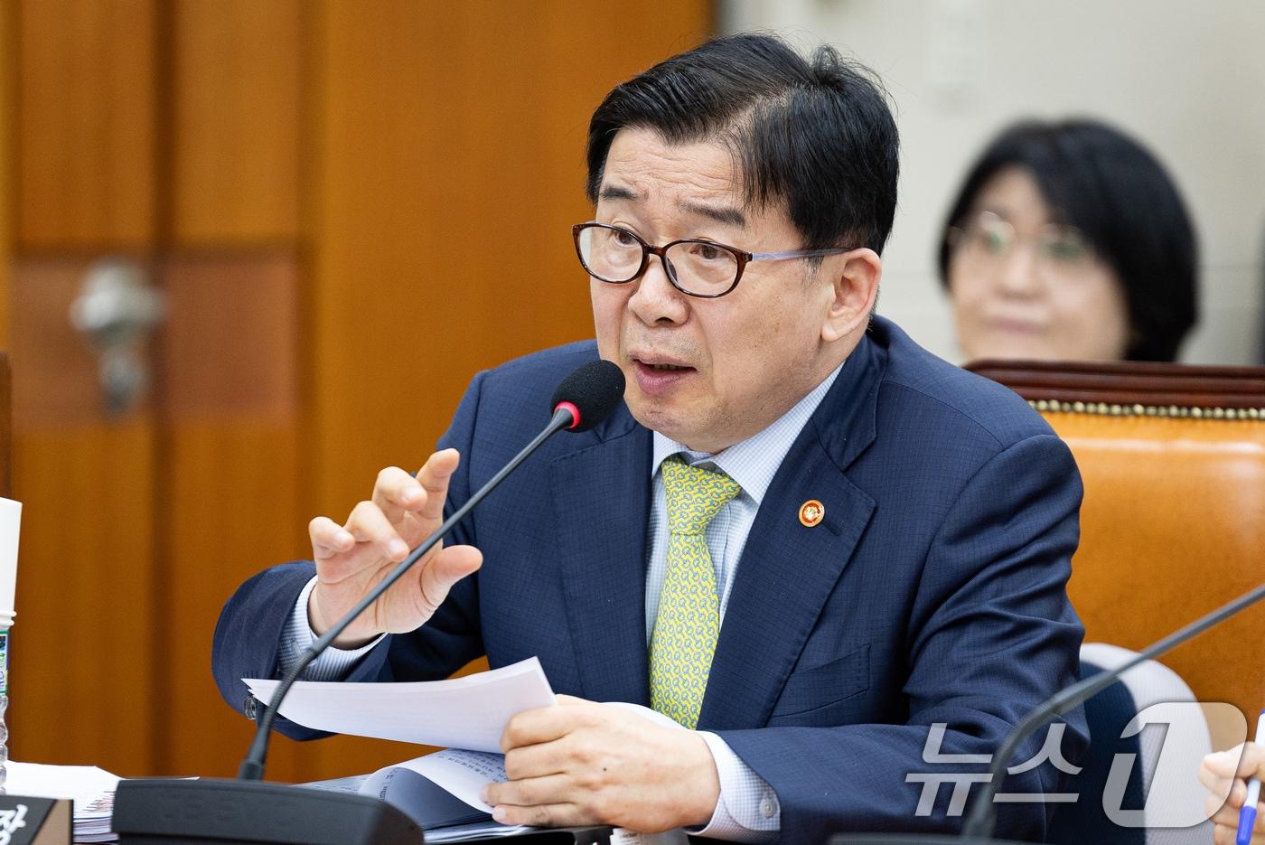 유철환 국민권익위원장이 24일 서울 여의도 국회에서 열린 제429회 국회&#40;정기회&#41; 정무위원회 제10차 전체회의에서 의원 질의에 답하고 있다. 2025.11.24/뉴스1 ⓒ News1 유승관 기자