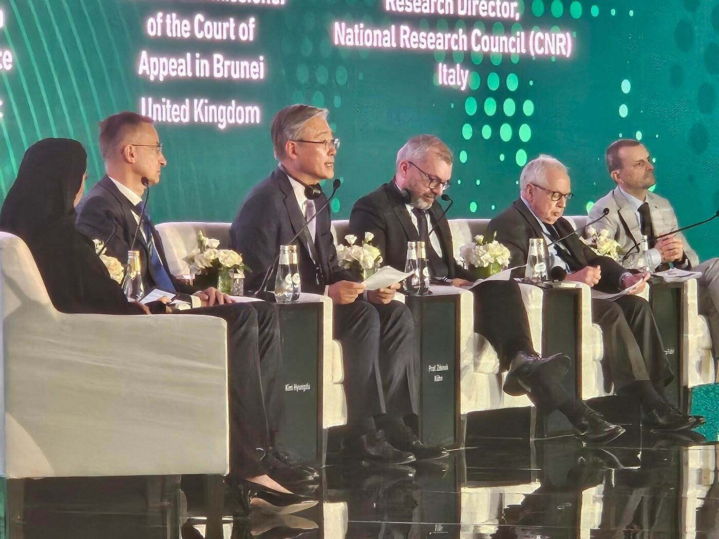 본문 이미지 - 김형두 헌법재판관이 사우디아라비아 리야드에서 열린 '제2차 사법국제회의'에서 주제발표를 하고 있다.