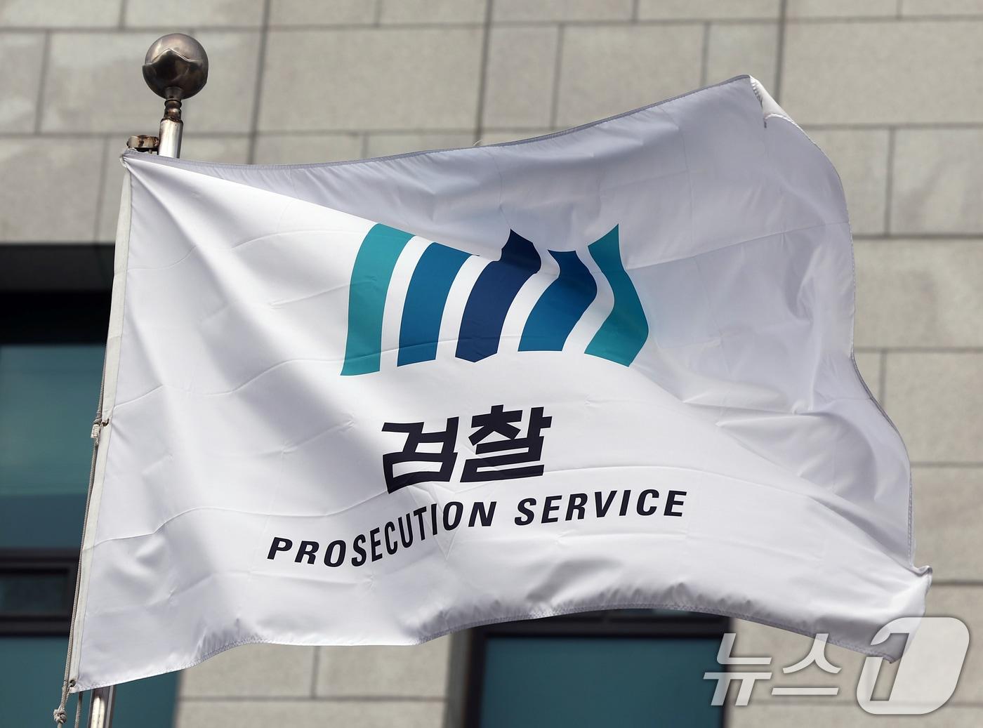 본문 이미지 - 대장동 사건 1심 항소 포기에 반발한 검사장에 대한 평검사 전보 등을 논의하던 정부가 인사 조치를 하지 않기로 한 것으로 확인됐다. 24일 정치권과 법조계에 따르면 대통령실은 최근 반발 검사장 18명에 대한 인사 조치 논의를 중단하기로 결정했다. 조직 내 갈등을 봉합해 검찰 안정화가 필요하다는 판단이 반영된 것으로 보인다. 사진은 이날 오전 서울 서초구 대검찰청 앞에 놓인 검찰 깃발이 휘날리는 모습. ⓒ News1 김민지 기자