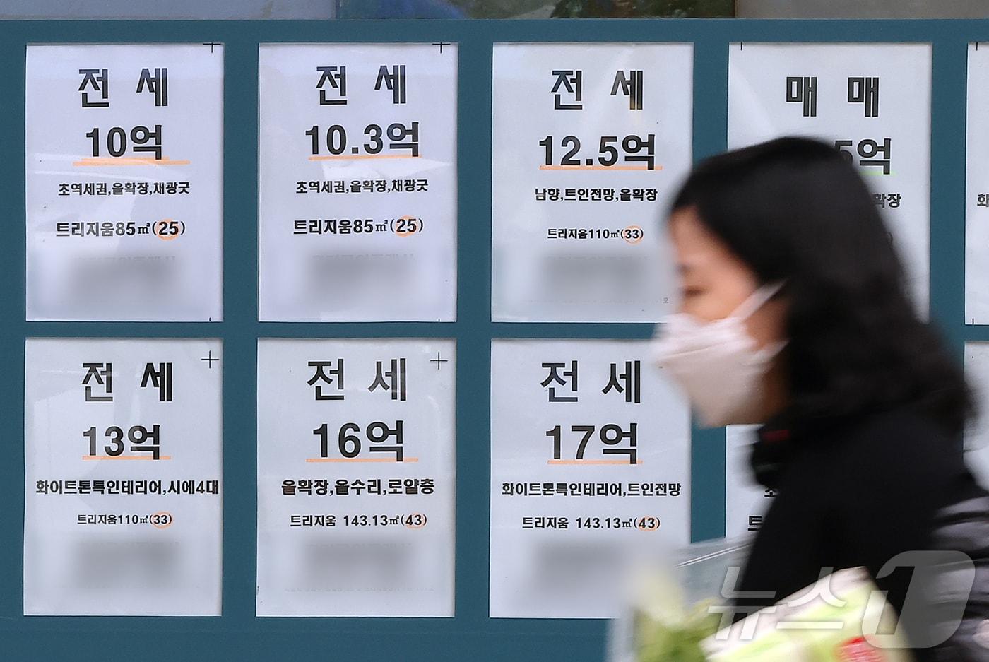 10·15 주택시장 안정화 대책 이후 규제지역으로 지정된 서울·경기 지역의 아파트 전셋값이 한 달 새 2% 이상 올랐다. 서울은 평균 2.8%, 경기는 2.0% 상승했으며, 이는 매매가 상승률&#40;1.2%&#41;의 두 배 수준으로 ‘갭투자’가 막히며 전세 매물이 줄어든 것이 주요 원인으로 분석된다. 사진은 24일 서울 시내 한 부동산에 인근 아파트 월세 매물 안내문이 붙어 있다. 2025.11.24/뉴스1 ⓒ News1 김진환 기자