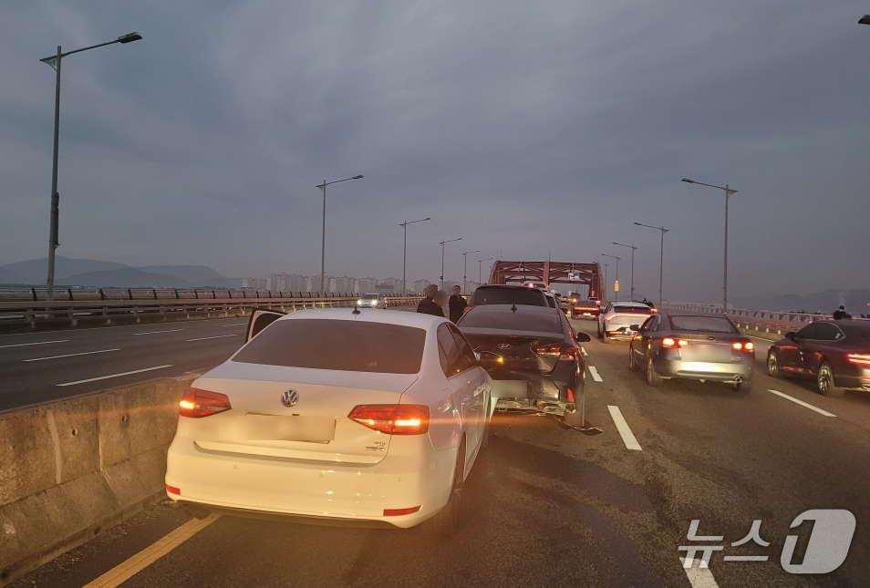 본문 이미지 - 24일 오전 6시35분께 일어난 부산 강서구 신호대교 4중 추돌사고 현장 모습 (경찰 제공. 재판매 및 DB금지)