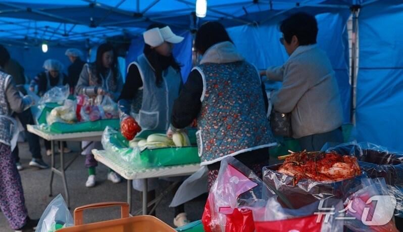 본문 이미지 - 강원 영월군 상동읍의 농업회사법인 '솜씨가'의 제2회 솜씨가 김장캠프가 지난 22일 개최됐다. (영월군 제공. 재판매 및 DB금지) 2025.11.24/뉴스1