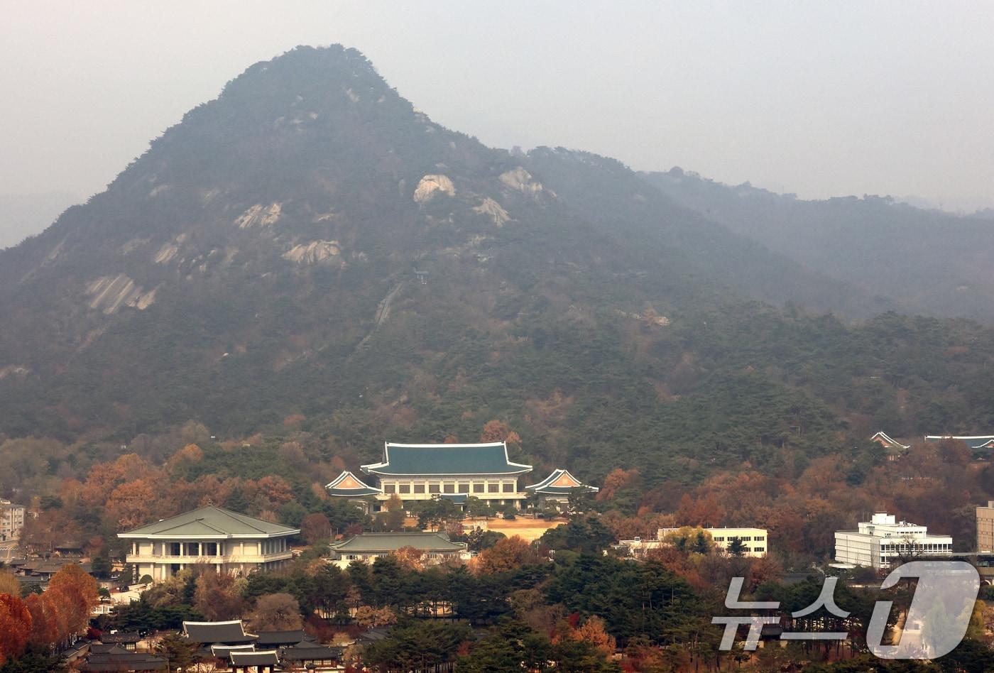 대통령집무실이 다음달 청와대로 다시 이전한다. 사진은 24일 서울 정부서울청사에서 바라본 청와대 모습. 2025.11.24/뉴스1 ⓒ News1 임세영 기자