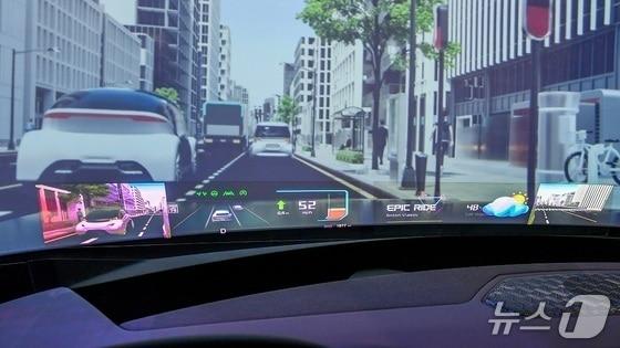 본문 이미지 - 현대모비스가 지난 1월 미국 라스베이거스에서 진행 중인 'CES 2025'에서 세계 최초로 선보인 홀로그래픽 윈드실드 디스플레이 기술(자료사진. 현대모비스 제공). 2025.01.08.