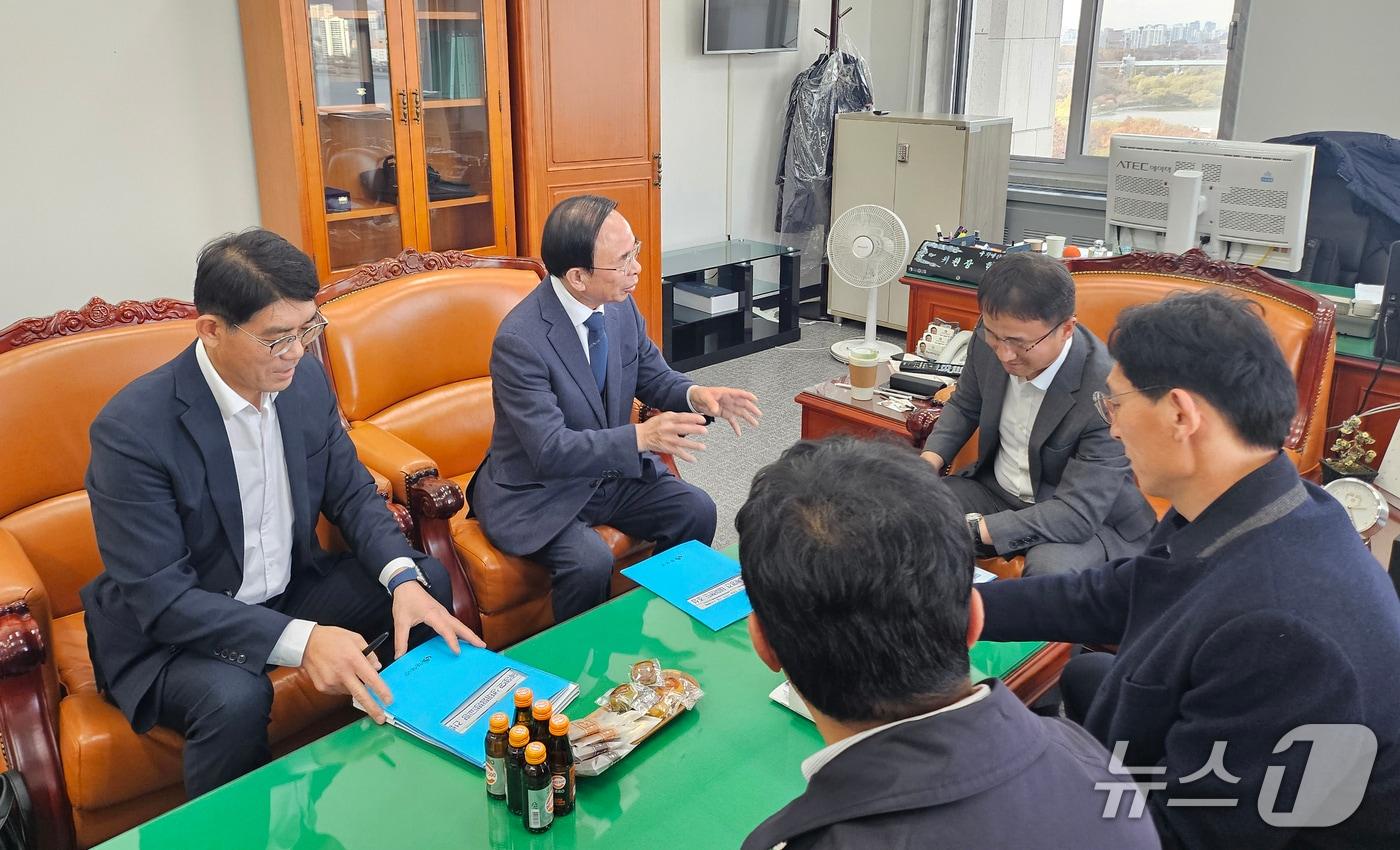 심민 전북 임실군수&#40;왼쪽 두번째&#41;가 한병도 국회 예결위원장을 만나고 있다.&#40;임실군제공, 재판매 및 DB금지&#41;2025.11.24/뉴스1