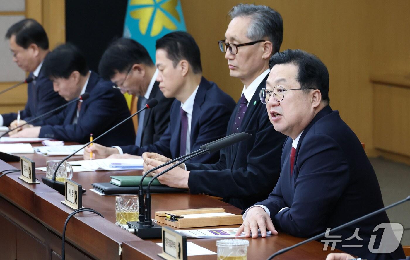 본문 이미지 - 이장우 대전시장(오른쪽)이 24일 주간 업무회의를 주재하고 있다. (시 제공) / 뉴스1