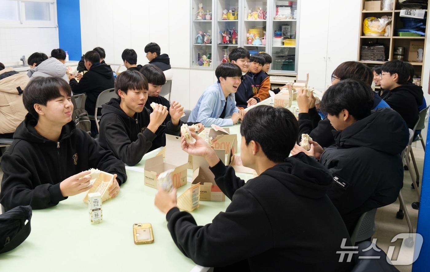 충북 증평 형석중학교 학생들이 학교에서 제공하는 아침간편식을 먹으며 즐거워하고 있다.&#40;괴산증평교육지원청 제공, 재판매 및 DB금지&#41;/뉴스1