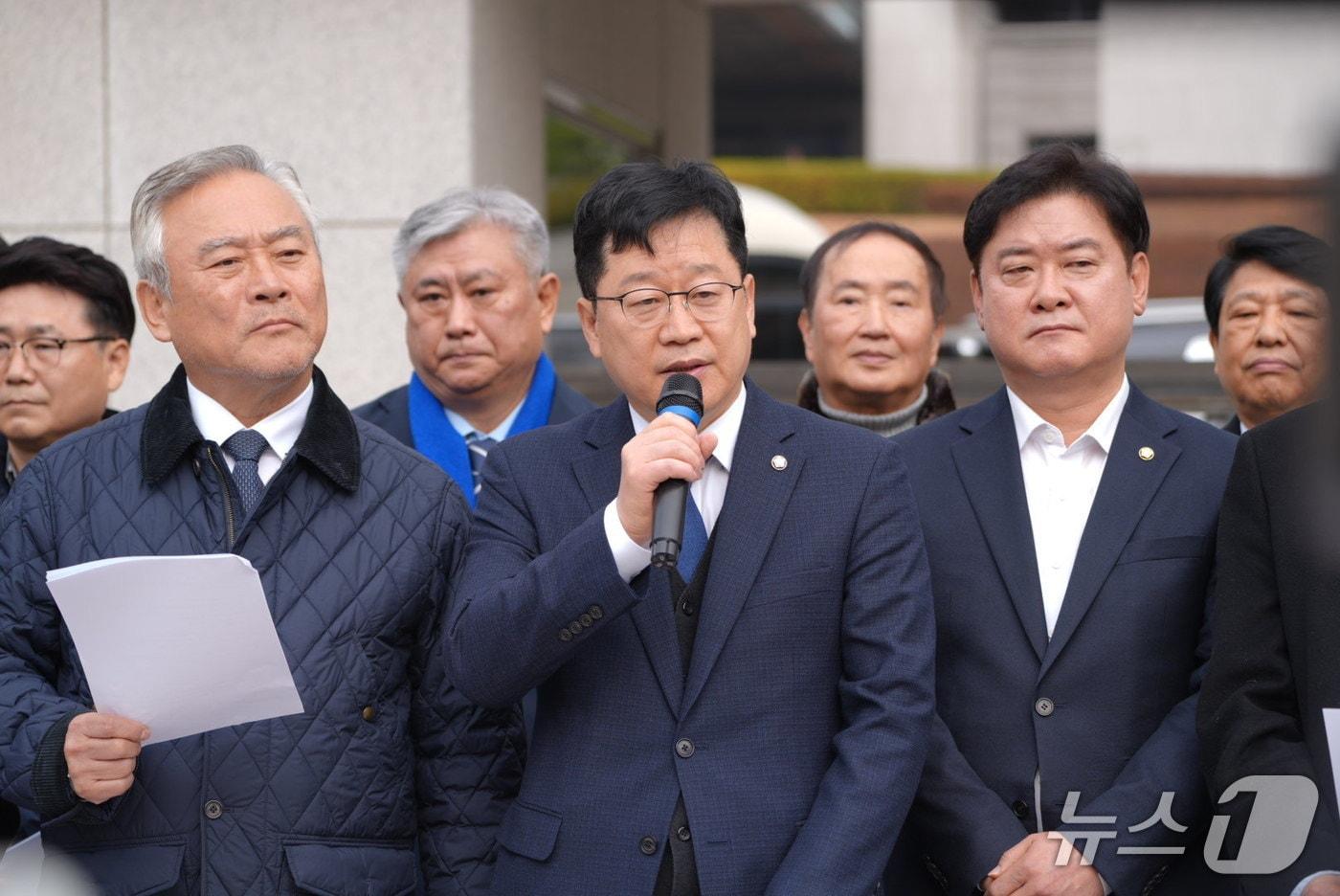 24일 안호영 더불어민주당 의원이 대법원 앞에서 김용 전 민주연구원 부원장 사건의 조속한 선고를 촉구하고 있다.&#40;의원실제공&#41;2025.11.24/뉴스1