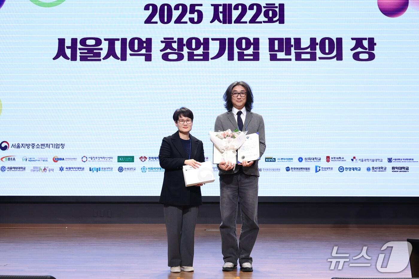 본문 이미지 - 숭실대학교 창업지원단 보육기업 ㈜와이비즈가 '제22회 서울지역 창업기업 만남의 장'에서 서울지방중소벤처기업청장 표창을 받았다.(숭실대 제공)